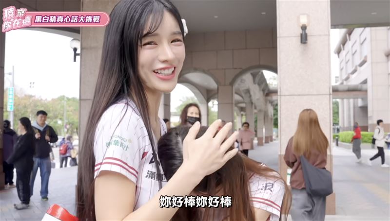 穎樂跑去給岱縈呼呼（圖／樂天桃猿提供）