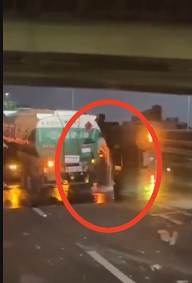 國1南下仁德系統，今（2日）傍晚發生聯結車與油罐車撞擊事故。（圖／翻攝畫面）