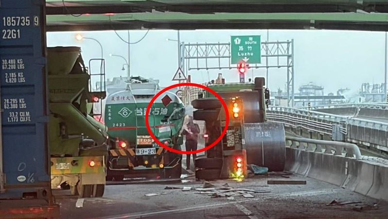 新/聯結車撞油罐車「不明液體」國道狂噴