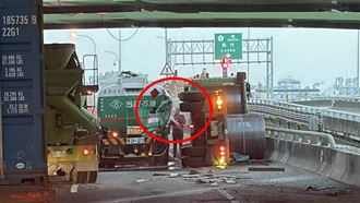 新／聯結車撞油罐車「不明液體」國道狂噴