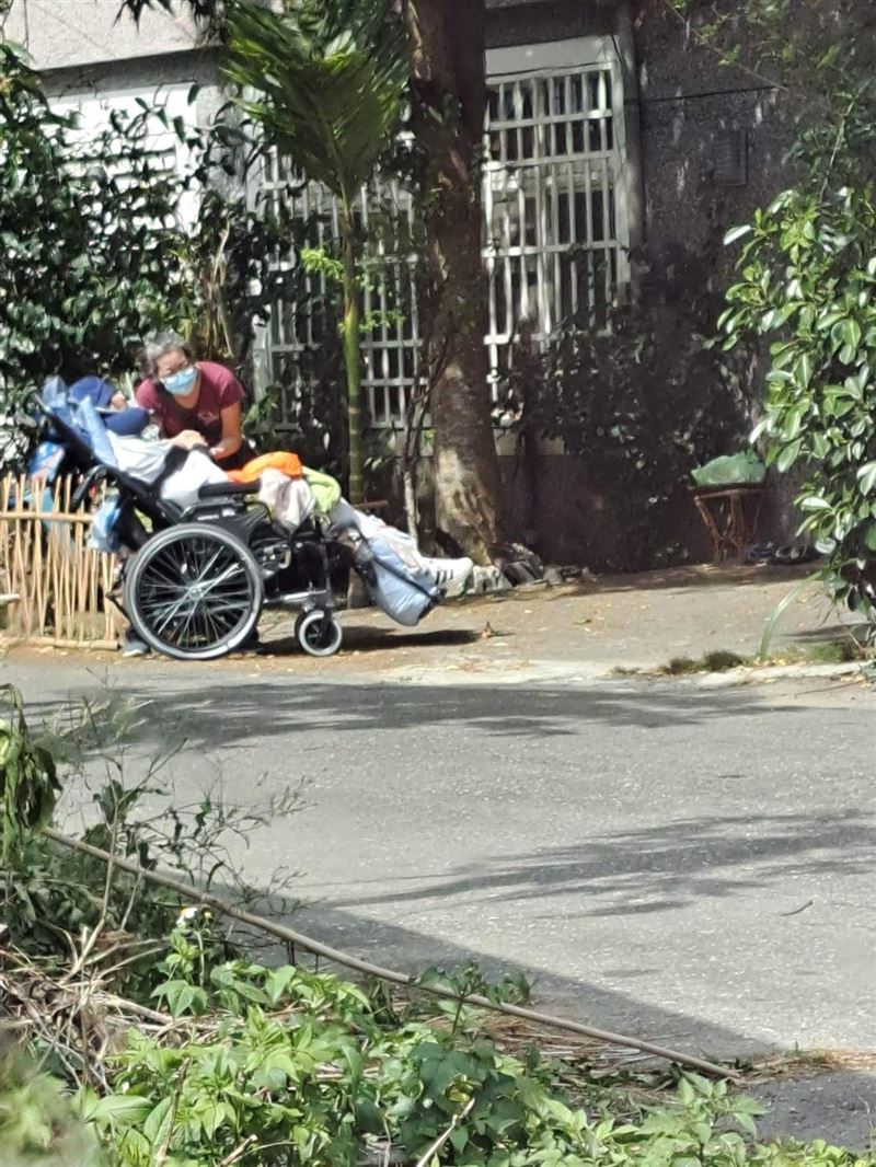 民眾在2023年目擊袁惟仁被家人推出來曬太陽。（圖／民眾提供）