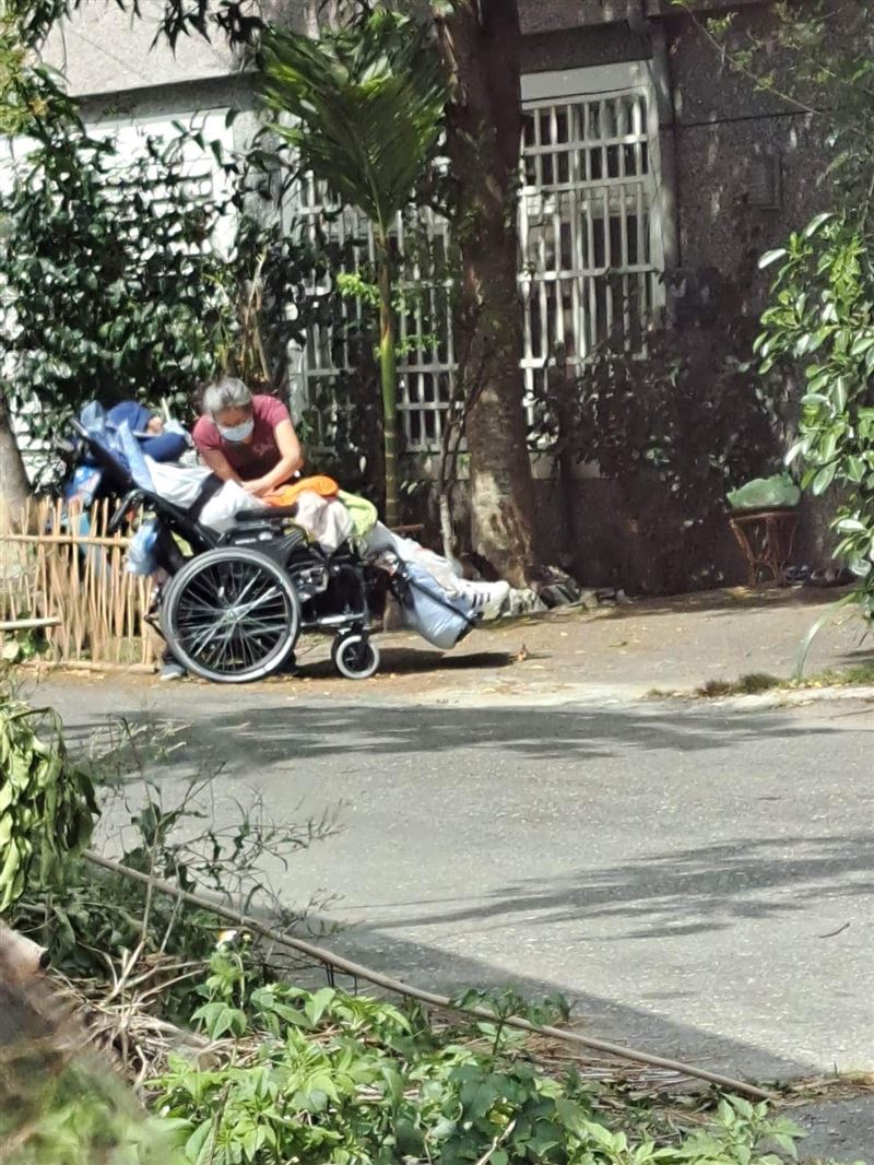 已經臥病在床的袁惟仁，生活起居都由家人照顧。（圖／民眾提供）