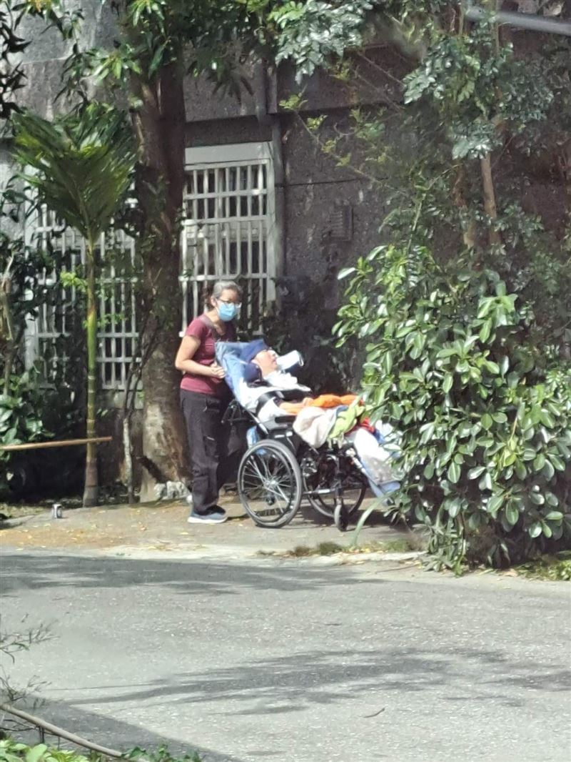 袁惟仁躺在輪椅上眼睛緊閉。（圖／民眾提供）