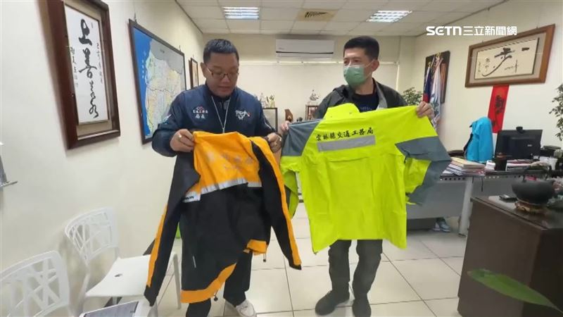 有網友買到雲林縣府交通工務局舊款雨衣（左）