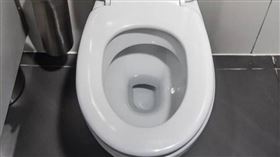 中國江蘇省南通市一名劉姓男子上班期間長時間停留廁所被公司解雇。（示意圖／Pixabay）