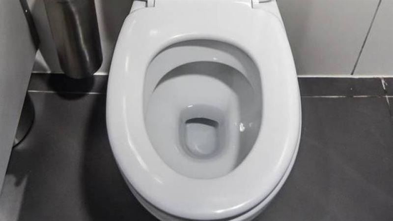 上班躲廁！單月11次「最長6小時」遭解雇