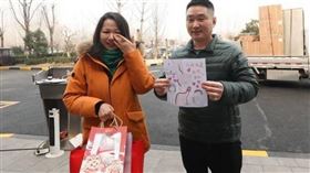 中國44歲雷姓女子上月31日在家人陪同下，從北京乘坐高鐵來到河南新鄉，與6年前無償捐獻造血幹細胞、挽救她生命的恩人楊增超首次見面。（圖／翻攝自極目新聞）