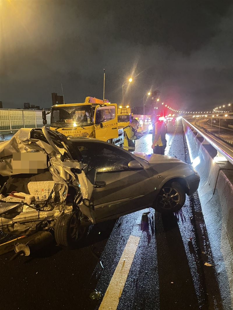 國道1汐五高架橋三重段發生嚴重事故。（圖／翻攝畫面）
