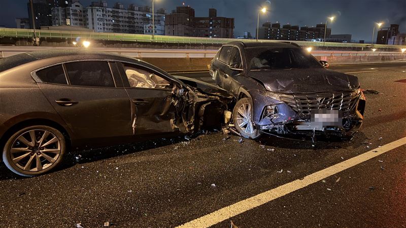 開啟輔助駕駛的車輛，先擦撞拖吊車再撞前方事故車。（圖／翻攝畫面）