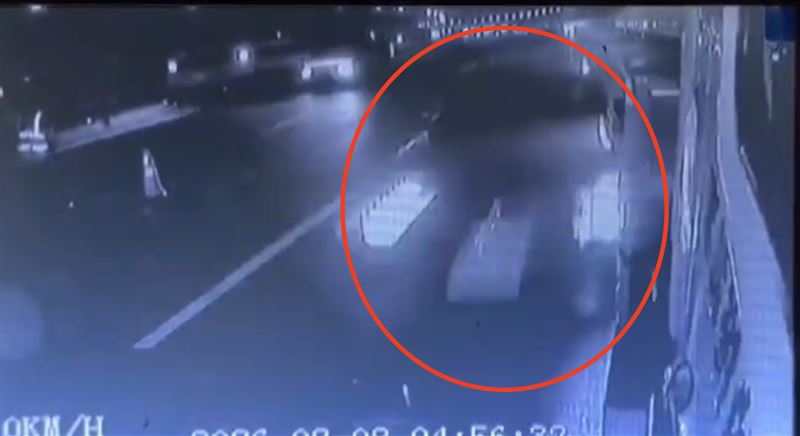 轎車開啟輔助駕駛發生二次事故。（圖／翻攝畫面）