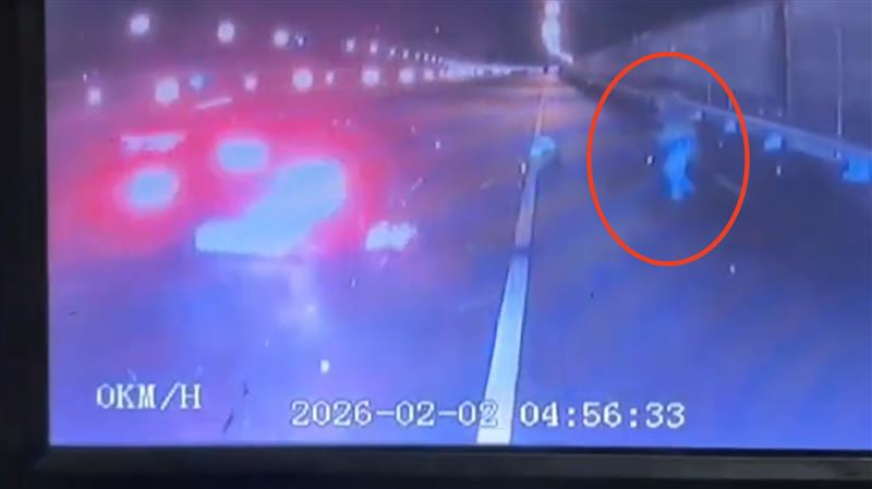 小貨車撞擊另一台事故車，站在路邊的駕駛險遭波及。（圖／翻攝畫面）