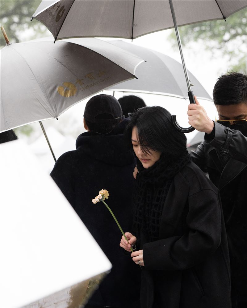 小S獻花畫面。（圖／經紀公司提供）