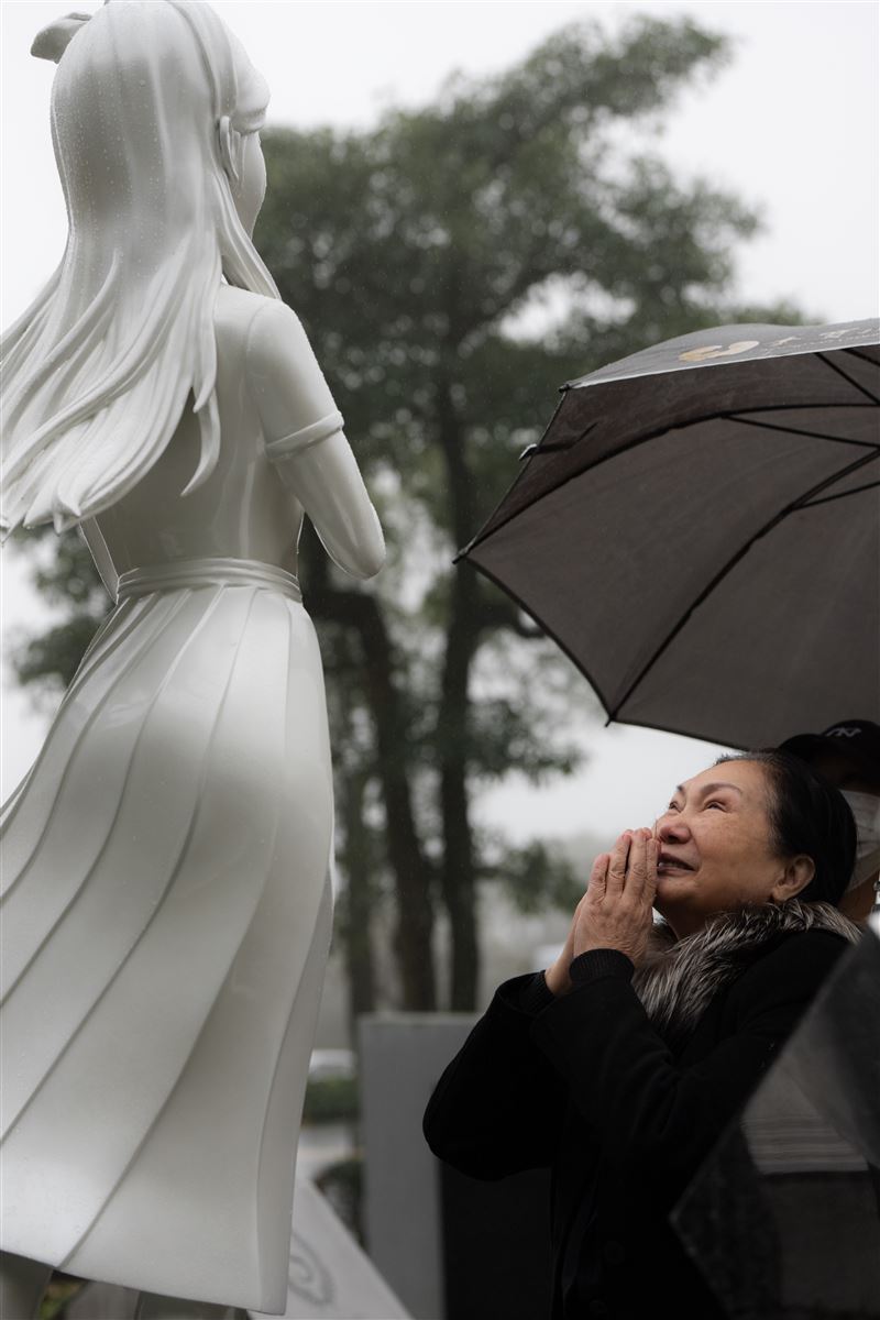 S媽追思雕像畫面。（圖／經紀公司提供）