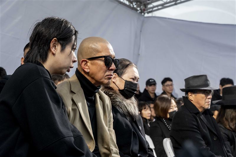 具俊曄（左二）參與週年雕像揭幕。（圖／經紀公司提供）