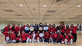 新北警婦幼隊向味全龍啦啦隊宣講後合影。（圖／翻攝畫面）