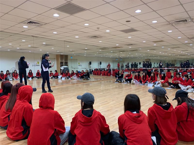 新北警婦幼隊向味全龍啦啦隊宣講。（圖／翻攝畫面）