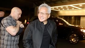 黃仁勳結束訪台　將在台開設大型據點積極擴張輝達（NVIDIA）執行長黃仁勳（右）2日參加多場會議後趕赴松山機場，結束5天訪台之旅，離境前受訪表示，輝達要在台灣開設大型據點（big site），希望能擴張得更大。中央社記者張皓安攝　115年2月2日