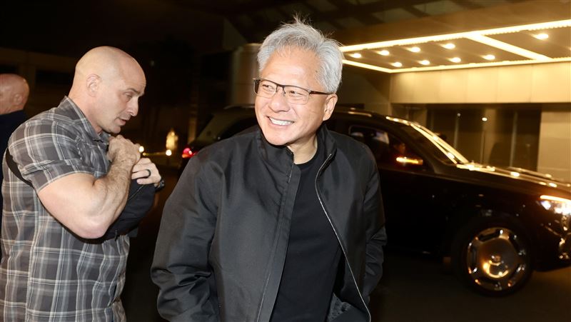 黃仁勳離台前拋驚喜！將在台開設大型據點