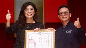 國民黨新北市黨部主委布達　鄭麗文頒發派任書國民黨13日在三重綜合體育館舉行新北市黨部主委布達典禮暨建黨131週年黨慶，黨主席鄭麗文（左）會中頒發派任書給新北市黨部主委黃志雄（右）。中央社記者王騰毅攝  114年12月13日