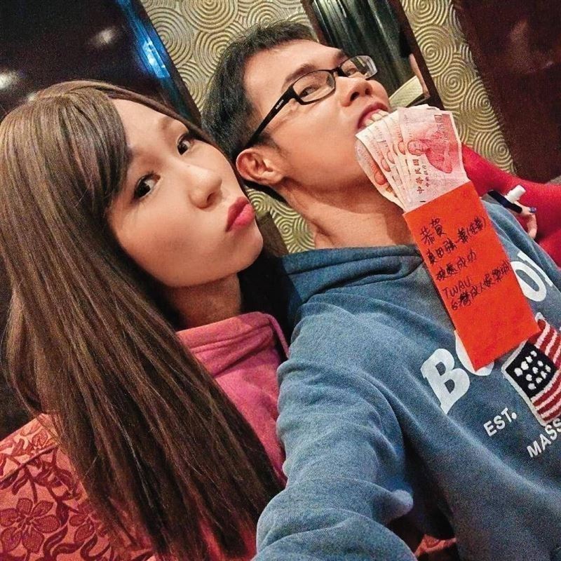 鄧佳華曾與170cm女優苡若合作首部作品《華根初上》，這也是他的「處男作」，掀起廣大的熱議。（圖／翻攝自鄧佳華臉書）