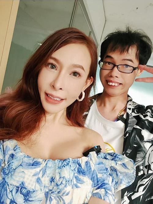 鄧佳華推出作品《猛假》，找來有「台灣現役最強女優」之稱的娃娃翁雨澄合作。（圖／翻攝自娃娃臉書）