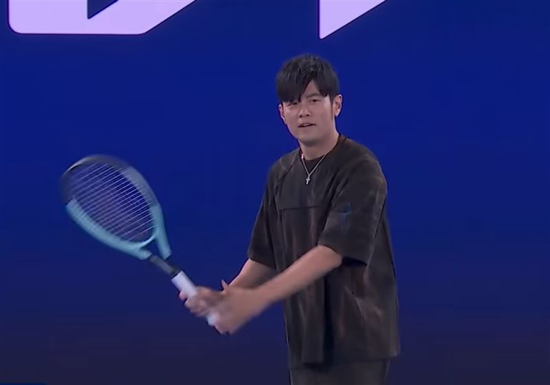 周杰倫參加澳網「一分大滿貫」連球都沒碰到，笑翻粉絲。（圖／翻攝 YouTube＠Australian Open）