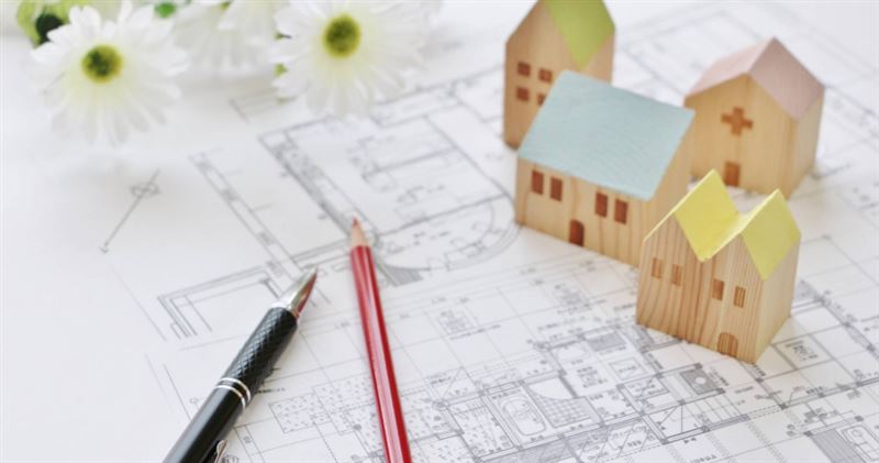 一名網友分享，近期她常與家人和男友聊起結婚及買房等話題，讓她開始思考是不是該「定下來」。（示意圖／photoAC）