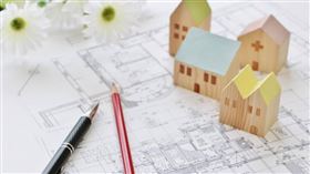 一名網友分享，近期她常與家人和男友聊起結婚及買房等話題，讓她開始思考是不是該「定下來」。（示意圖／photoAC）