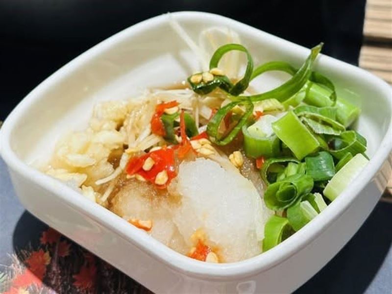 營養師呂美寶分享，選對沾醬，不僅能讓火鍋更美味，也能兼顧低鈉、促進循環與抗發炎。（翻攝自臉書食物的力量．呂美寶營養師）