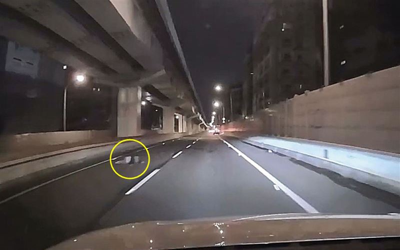 政大畢業的溫男（黃圈處）被丟包在台64高架快速道路上，慘遭4車衝撞輾斃。（翻攝threads@fhysono999）