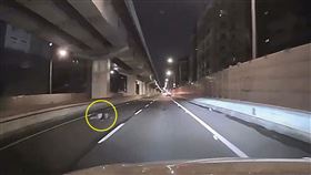 政大畢業的溫男（黃圈處）被丟包在台64高架快速道路上，慘遭4車衝撞輾斃。（翻攝threads@fhysono999）