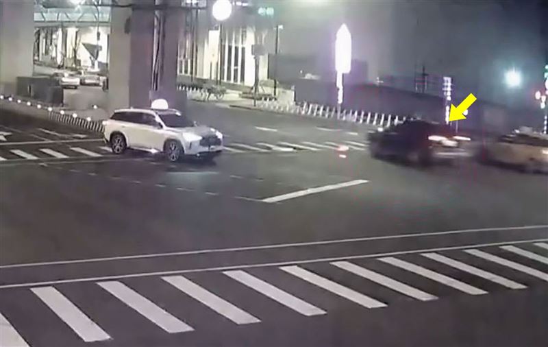 多元計程車司機丟包乘客致死案，疑點重重，引發各界高度關注。箭頭處為案發地。（翻攝畫面）