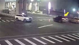 多元計程車司機丟包乘客致死案，疑點重重，引發各界高度關注。箭頭處為案發地。（翻攝畫面）