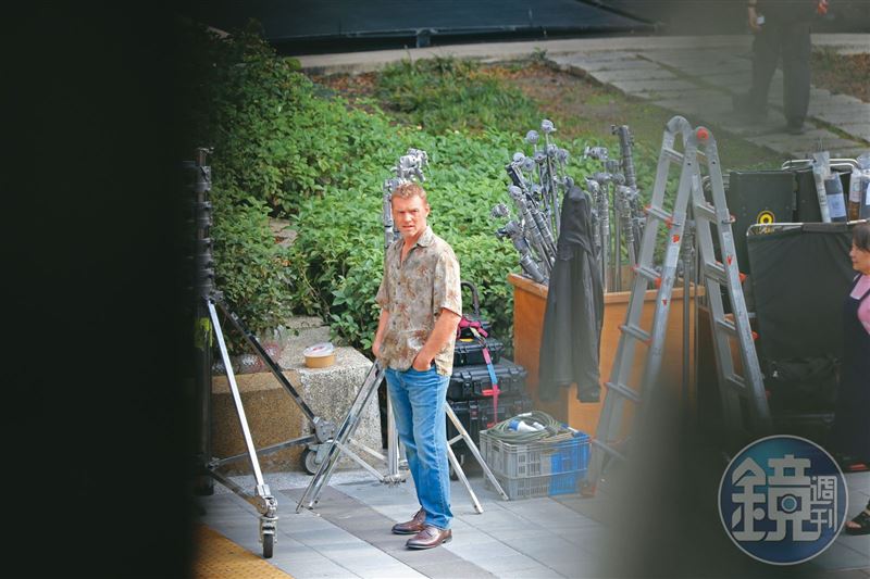 1/26 14:58,拍攝空檔,山姆沃辛頓會就近四處走走看看,十分好奇