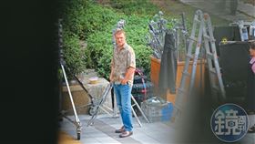 1/26 14：58，拍攝空檔，山姆沃辛頓會就近四處走走看看，十分好奇。