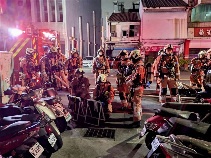 新竹市中山路一處大樓今天清晨發生火警，警消到場撲滅火勢。（圖／翻攝畫面）