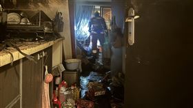 新竹市中山路一處大樓今天清晨發生火警，警消到場撲滅火勢。（圖／翻攝畫面）