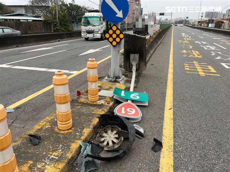 李男疑似不勝酒力、反應遲鈍，竟在毫無煞車的情況下，猛力追撞前方分別由江姓、康姓及林姓男子駕駛的3輛自小客車，連標示牌都被撞倒。（圖／翻攝畫面）