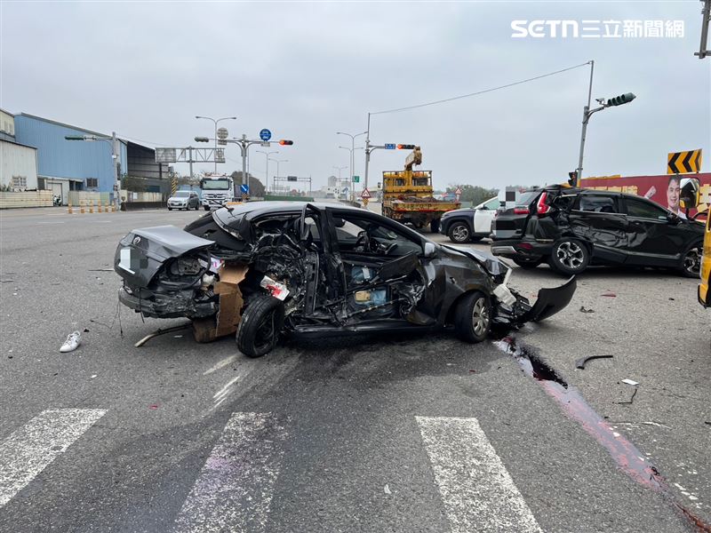 李姓男子大白天喝得酩酊大醉，酒測值竟高達1.04mg/L，幾乎處於「斷片」狀態，行經博愛街口時，失控追撞前方3輛轎車，一台車幾乎被削成半台。（圖／翻攝畫面）