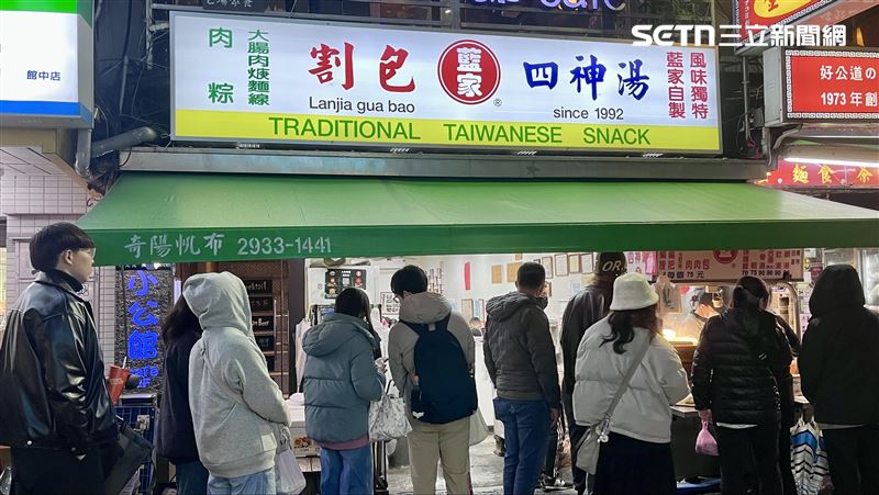 必比登名店「藍家割包」接近尾牙人潮爆滿。(圖／記者賴俊佑攝影）