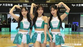 PLG例行賽，洋基工程啦啦隊洋基女孩韓籍成員崔洪邏（右1）。（圖／記者劉彥池攝影）