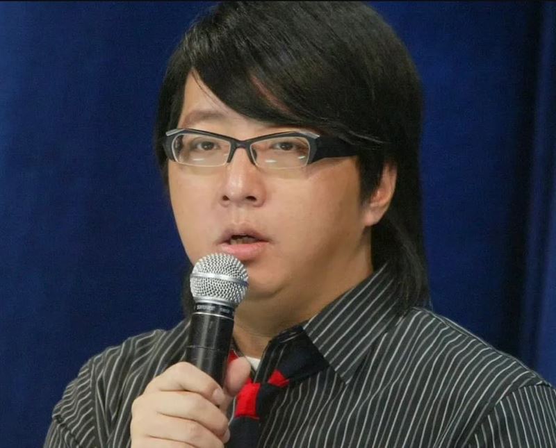 「小胖老師」袁惟仁辭世享年57歲，他生前曾擔任《超級星光大道》評審，並為多名大咖歌手打造熱門金曲。（圖／翻攝自微博）