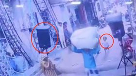 3歲女童路過遭音箱壓死。（圖／翻攝X／＠TheDailyPioneer）