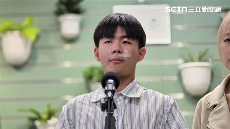 面對馬男被移送法辦後「無保請回」，隨即對他提告傷害，男大生只是輕輕地吸了一口氣，坦言被告會擔心。（圖／翻攝畫面）