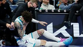 鮑爾（LaMelo Ball）在對紐奧良鵜鶘之戰救球撞上教練。（圖／美聯社／達志影像）