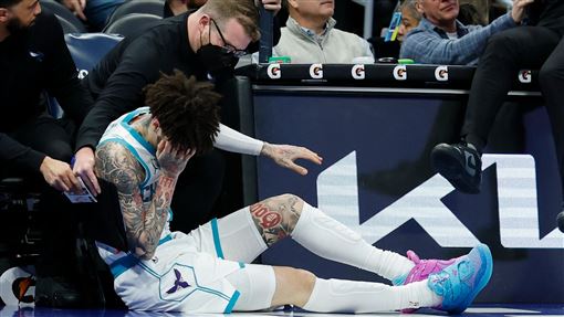 球三弟救球撞教練　黃蜂落後22分大逆轉！