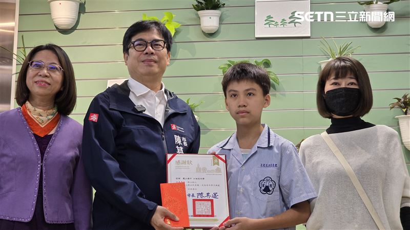 同場被表揚的還有就讀鳳山國中的江同學，協助弱勢朋友過馬路。（圖／翻攝畫面）