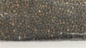 「鴻慶成食品有限公司」自越南進口的「黑胡椒粒」檢出含非法定著色劑「蘇丹色素四號」，高達2萬公斤在邊境依規定銷毀。（圖／食藥署提供）