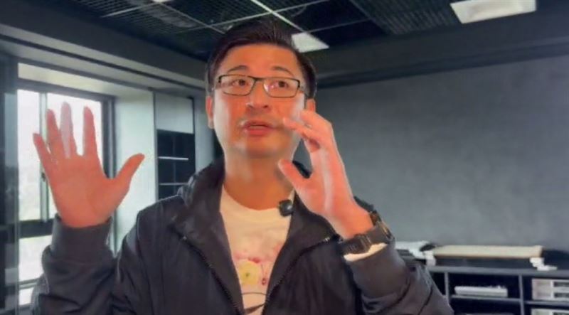 謝典霖說，爸媽支持的話就會要他找人支持，而謝衣鳯一個人宣布要參選，畫面就已經解釋很多事情了（圖／翻攝畫面）