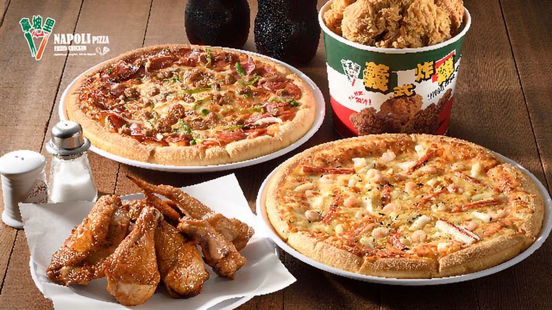 拿坡里披薩．炸雞新品「花生嫩雞披薩」買大送大。(圖／拿坡里披薩．炸雞提供）